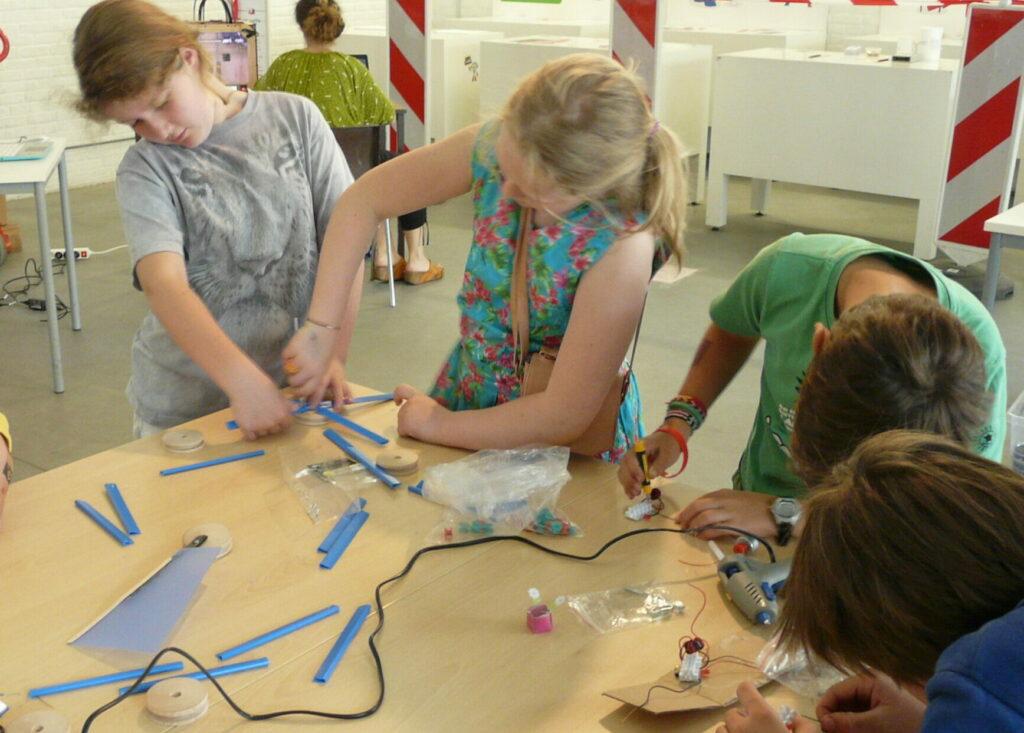 techniekworkshops creaclub stem-academie voor jongens en meisjes op woensdagmiddag in Gent