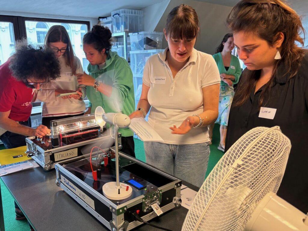 Deelnemers van het Tatoe talentenatelier van de toekomst werken samen aan innovatieve projecten.